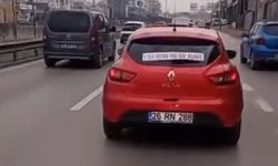 Bursa’da trafikte ilginç anlar! Arabadaki not görenleri hem şaşırttı hem güldürdü