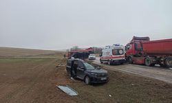 Çorum'da korkunç kaza! Tırın dorsesi aracın üzerine düştü: Yaralılar var...