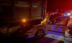 Çorum’da otomobil tıra ok gibi saplandı: 1 ölü