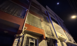 Elazığ'da apartman dairesinde yangın: 2 kişi dumandan etkilendi