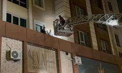 Ev sahibini darbettiler: Kapıyı açamayınca çarşafla binadan indiler