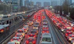 İstanbul'da trafik tıkandı: Araç yoğunluğu yüzde 90'a çıktı