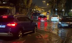 İstanbul'u sağanak vurdu: Rögarlar taştı, araçlar mahsur kaldı