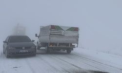 Kars-Göle kara yolunda kar ve sis ulaşımı olumsuz etkiliyor