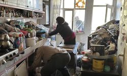 Böyle çöp ev görülmedi! Bahçeden yaklaşık 10 kamyon çöp çıktı