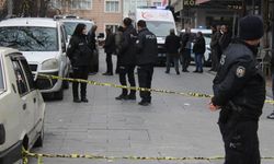 Kayseri'de dehşet anları! Yoldan geçenlere bıçakla saldırdı: Yaralılar var...