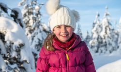 Kız Çocuk Montu Seçim Rehberi: Miniklerin Kış Macerası Başlasın!