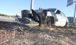 Kontrolden çıkan otomobil direğe çarptı! Yaralılar var...