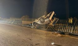 Köprüde korkunç kaza! Otomobil hurdaya döndü: Ölü ve yaralılar var