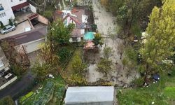 Küçükçekmece'de rögar taştı, caddeyi su bastı