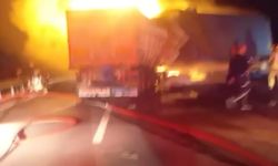 Manisa’da kaza yapan tırlar alev alev yandı