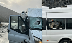 Minibüsün üzerine dev kaya parçaları düştü: 3 kişi şans eseri kurtuldu