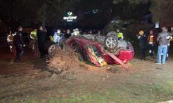 Refüje devrilen otomobilin sürücüsü öldü