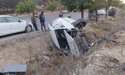 Şanlıurfa’da kontrolden çıkan araç takla attı: Baba-oğul yaraladı