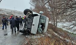 Sivas'ta öğrenci servisi devrildi: 15 kişi yaralandı
