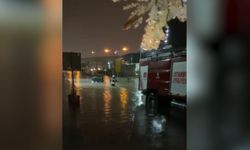 Sultangazi'de yollar su altında kaldı, araçlar mahsur kaldı