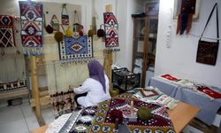 Tarihi Sarız kilimi unutulmaması için dokunup arşivleniyor