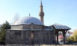 Tarihi Şeyhler Camii minaresindeki güneş saatiyle dikkati çekiyor