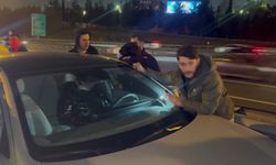 TEM Otoyolu'nda uyuyakalan sürücüye ulaşmak için aracın camını kırdılar