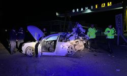 Tıra arkadan çarpan otomobil, hurda yığınına döndü: 1 ölü, 1 ağır yaralı