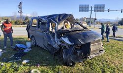 Antalya'da kırmızı ışık ihlali yapan aracın çarptığı minibüs devrildi! Yaralılar var...