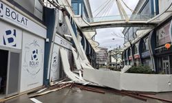 İstanbul fırtınaya teslim! Denizle yol birleşti, ağaç ve çatılar uçtu