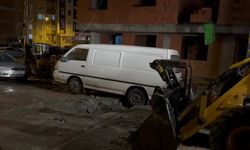 Bahçelievler'de kuvvetli yağış nedeniyle çöken yolda çukur oluştu