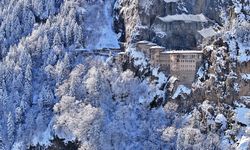 Beyaza bürünen Sümela Manastırı yerli ve yabancı ziyaretçilerini ağırlıyor