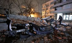 Bursa'da fırtına duvarı araçların üstüne devirdi