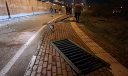 Bursa’da kopan bariyerler otomobillerin üzerine düştü