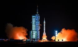 Çin'in hasar gören personel taşıyıcı mekiği Dünya'ya insansız döndü