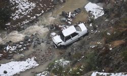 Dereye uçan otomobilden kendini atarak kurtardı