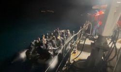 İzmir açıklarında 74 düzensiz göçmen yakalandı