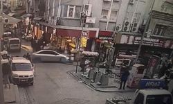 Eminönü’nde dehşet anları! Fren yerine gaza bastı, vatandaşların arasına daldı