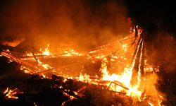 Evde başlayan yangın 3 ev ve 2 samanlığı küle çevirdi