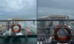 Korku dolu anlar!  Arabalı feribot, denizde fırtınaya yakalandı...