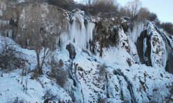 Girlevik Şelalesi kışın da ziyaretçilerini büyülüyor