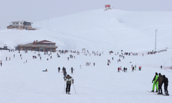 Hakkari'deki kayak merkezi yarıyıl tatiliyle hareketlendi
