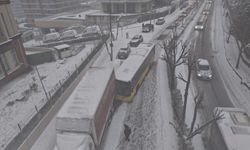 İETT otobüsü park halindeki kamyona çarptı