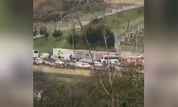 İstanbul’da midibüs park halindeki tıra çarptı: 2’si ağır 13 yaralı