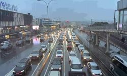 İstanbul'da trafik yoğunluğu yağışın da etkisiyle yüzde 80'e çıktı