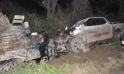 İzmir'de traktör ile pikap çarpıştı