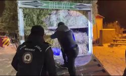 Kars'ta saman balyaları arasına gizlenen 3 düzensiz göçmen yakalandı