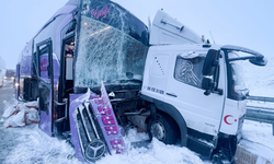 Kars'ta yolcu otobüsü kamyona çarptı: 9 kişi yaralandı