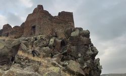 Kaya kütlesi üzerine kurulu 1000 yıllık Murtaza Kalesi zamana direniyor