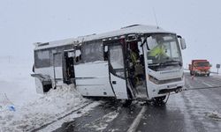 Kayseri'de cenazeye giden midibüs devrildi! Çok sayıda yaralı var...