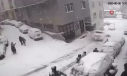 Korku dolu anlar! Kamyonet kartopu oynayan çocukların arasına daldı