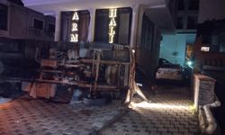 Moloz yüklü kamyonet otomobilin üzerine devrildi