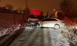 Otomobil kamyonetle kafa kafaya çarpıştı: 3 yaralı