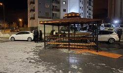 Şiddetli rüzgar, söktüğü kamelyayı bozmadan yola kondurdu